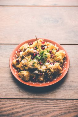 Aloo chaat ya da Alu chat, Hindistan 'da özellikle Kuzey Hindistan' da bulunan popüler bir sokak yiyeceğidir. Kolay bir yemek tarifi..