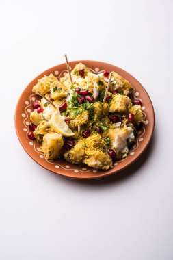 Aloo chaat ya da Alu chat, Hindistan 'da özellikle Kuzey Hindistan' da bulunan popüler bir sokak yiyeceğidir. Kolay bir yemek tarifi..