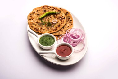 Soğan Parotha / Pyaj parantha / kanda paratha domates ketçap ve yeşil turşuyla servis edilir. seçici odak