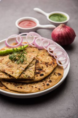 Soğan Parotha / Pyaj parantha / kanda paratha domates ketçap ve yeşil turşuyla servis edilir. seçici odak