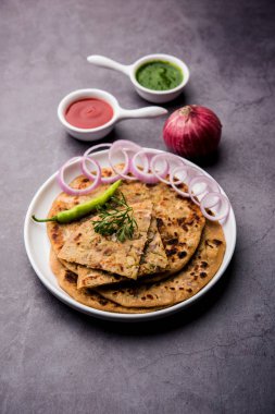 Soğan Parotha / Pyaj parantha / kanda paratha domates ketçap ve yeşil turşuyla servis edilir. seçici odak