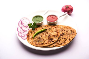 Soğan Parotha / Pyaj parantha / kanda paratha domates ketçap ve yeşil turşuyla servis edilir. seçici odak