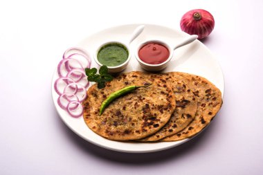 Soğan Parotha / Pyaj parantha / kanda paratha domates ketçap ve yeşil turşuyla servis edilir. seçici odak