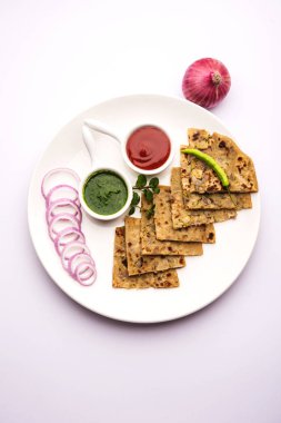 Soğan Parotha / Pyaj parantha / kanda paratha domates ketçap ve yeşil turşuyla servis edilir. seçici odak