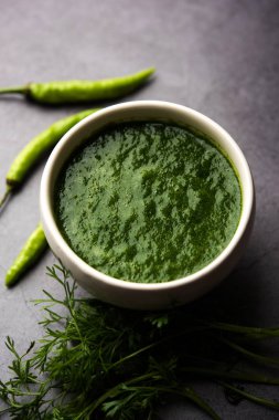Kothimbir ya da Dhaniya Chutney Cilantro ya da acılı kişniş kullanarak bir kasede servis edilir. seçici odak