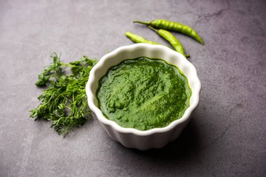 Kothimbir ya da Dhaniya Chutney Cilantro ya da acılı kişniş kullanarak bir kasede servis edilir. seçici odak
