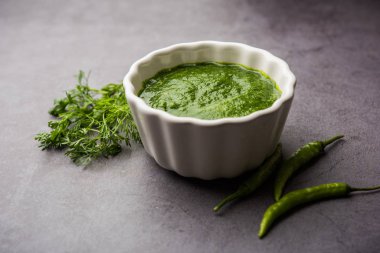 Kothimbir ya da Dhaniya Chutney Cilantro ya da acılı kişniş kullanarak bir kasede servis edilir. seçici odak