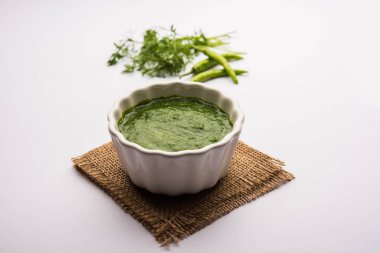 Kothimbir ya da Dhaniya Chutney Cilantro ya da acılı kişniş kullanarak bir kasede servis edilir. seçici odak