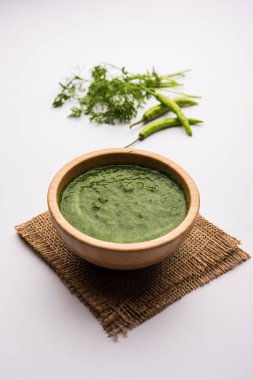 Kothimbir ya da Dhaniya Chutney Cilantro ya da acılı kişniş kullanarak bir kasede servis edilir. seçici odak