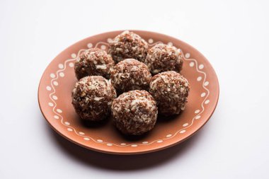 Aliv Laddu, Halim Ladoo ya da Garden Cress Seed tatlı topları kışın ya da yeni anneler için çok besleyici bir yemektir. Hindistan 'dan popüler yemekler. Bir kase ya da tabakta servis edilir.