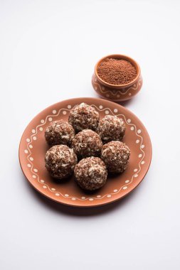 Aliv Laddu, Halim Ladoo ya da Garden Cress Seed tatlı topları kışın ya da yeni anneler için çok besleyici bir yemektir. Hindistan 'dan popüler yemekler. Bir kase ya da tabakta servis edilir.