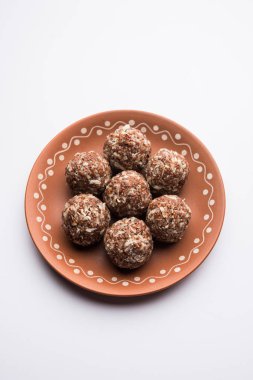 Aliv Laddu, Halim Ladoo ya da Garden Cress Seed tatlı topları kışın ya da yeni anneler için çok besleyici bir yemektir. Hindistan 'dan popüler yemekler. Bir kase ya da tabakta servis edilir.