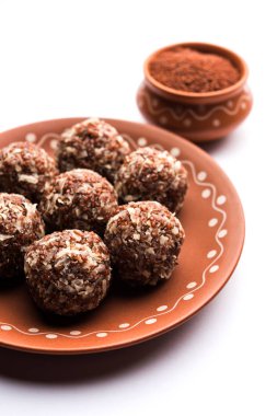 Aliv Laddu, Halim Ladoo ya da Garden Cress Seed tatlı topları kışın ya da yeni anneler için çok besleyici bir yemektir. Hindistan 'dan popüler yemekler. Bir kase ya da tabakta servis edilir.