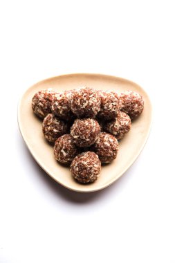 Aliv Laddu, Halim Ladoo ya da Garden Cress Seed tatlı topları kışın ya da yeni anneler için çok besleyici bir yemektir. Hindistan 'dan popüler yemekler. Bir kase ya da tabakta servis edilir.