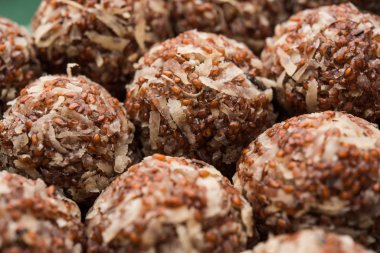 Aliv Laddu, Halim Ladoo ya da Garden Cress Seed tatlı topları kışın ya da yeni anneler için çok besleyici bir yemektir. Hindistan 'dan popüler yemekler. Bir kase ya da tabakta servis edilir.