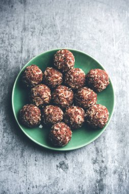 Aliv Laddu, Halim Ladoo ya da Garden Cress Seed tatlı topları kışın ya da yeni anneler için çok besleyici bir yemektir. Hindistan 'dan popüler yemekler. Bir kase ya da tabakta servis edilir.