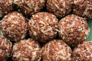 Aliv Laddu, Halim Ladoo ya da Garden Cress Seed tatlı topları kışın ya da yeni anneler için çok besleyici bir yemektir. Hindistan 'dan popüler yemekler. Bir kase ya da tabakta servis edilir.