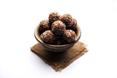 Aliv Laddu, Halim Ladoo ya da Garden Cress Seed tatlı topları kışın ya da yeni anneler için çok besleyici bir yemektir. Hindistan 'dan popüler yemekler. Bir kase ya da tabakta servis edilir.