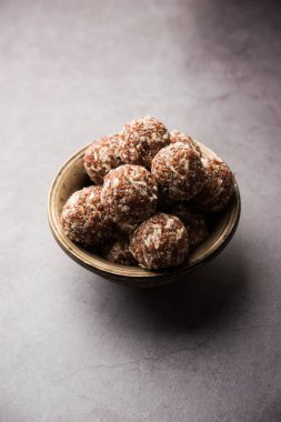 Aliv Laddu, Halim Ladoo ya da Garden Cress Seed tatlı topları kışın ya da yeni anneler için çok besleyici bir yemektir. Hindistan 'dan popüler yemekler. Bir kase ya da tabakta servis edilir.