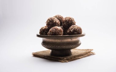 Aliv Laddu, Halim Ladoo ya da Garden Cress Seed tatlı topları kışın ya da yeni anneler için çok besleyici bir yemektir. Hindistan 'dan popüler yemekler. Bir kase ya da tabakta servis edilir.