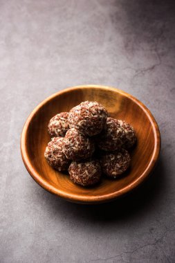 Aliv Laddu, Halim Ladoo ya da Garden Cress Seed tatlı topları kışın ya da yeni anneler için çok besleyici bir yemektir. Hindistan 'dan popüler yemekler. Bir kase ya da tabakta servis edilir.