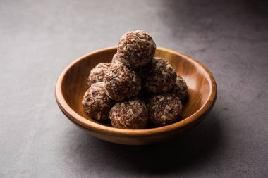 Aliv Laddu, Halim Ladoo ya da Garden Cress Seed tatlı topları kışın ya da yeni anneler için çok besleyici bir yemektir. Hindistan 'dan popüler yemekler. Bir kase ya da tabakta servis edilir.
