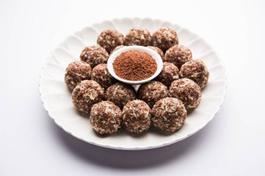 Aliv Laddu, Halim Ladoo ya da Garden Cress Seed tatlı topları kışın ya da yeni anneler için çok besleyici bir yemektir. Hindistan 'dan popüler yemekler. Bir kase ya da tabakta servis edilir.