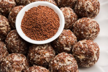 Aliv Laddu, Halim Ladoo ya da Garden Cress Seed tatlı topları kışın ya da yeni anneler için çok besleyici bir yemektir. Hindistan 'dan popüler yemekler. Bir kase ya da tabakta servis edilir.