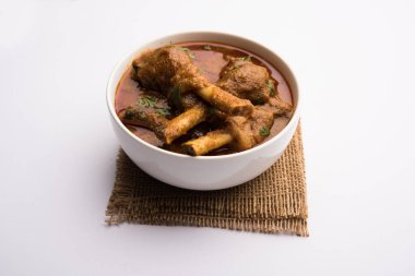 Hyderabadi Mutton Paya, Nehari, nahari veya Nihari Masala. Naan ve pirinçle servis edilir. seçici odak