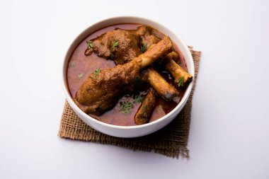 Hyderabadi Mutton Paya, Nehari, nahari veya Nihari Masala. Naan ve pirinçle servis edilir. seçici odak