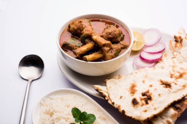 Hyderabadi Mutton Paya, Nehari, nahari veya Nihari Masala. Naan ve pirinçle servis edilir. seçici odak