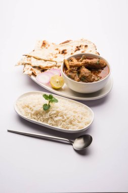 Hyderabadi Mutton Paya, Nehari, nahari veya Nihari Masala. Naan ve pirinçle servis edilir. seçici odak