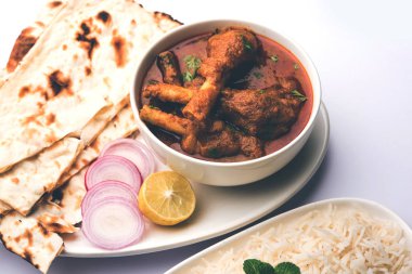 Hyderabadi Mutton Paya, Nehari, nahari veya Nihari Masala. Naan ve pirinçle servis edilir. seçici odak