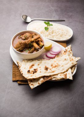 Hyderabadi Mutton Paya, Nehari, nahari veya Nihari Masala. Naan ve pirinçle servis edilir. seçici odak