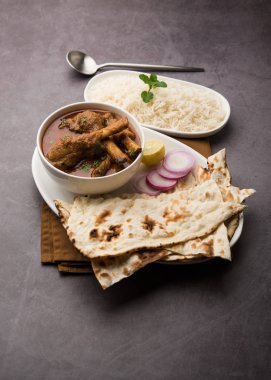 Hyderabadi Mutton Paya, Nehari, nahari veya Nihari Masala. Naan ve pirinçle servis edilir. seçici odak