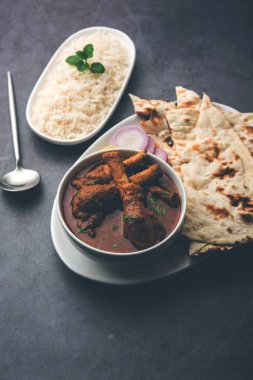 Hyderabadi Mutton Paya, Nehari, nahari veya Nihari Masala. Naan ve pirinçle servis edilir. seçici odak