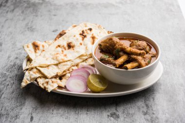 Hyderabadi Mutton Paya, Nehari, nahari veya Nihari Masala. Naan ve pirinçle servis edilir. seçici odak