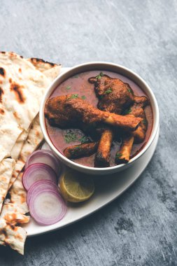 Hyderabadi Mutton Paya, Nehari, nahari veya Nihari Masala. Naan ve pirinçle servis edilir. seçici odak