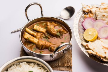 Hyderabadi Mutton Paya, Nehari, nahari veya Nihari Masala. Naan ve pirinçle servis edilir. seçici odak