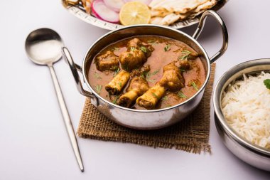 Hyderabadi Mutton Paya, Nehari, nahari veya Nihari Masala. Naan ve pirinçle servis edilir. seçici odak