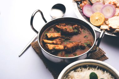 Hyderabadi Mutton Paya, Nehari, nahari veya Nihari Masala. Naan ve pirinçle servis edilir. seçici odak