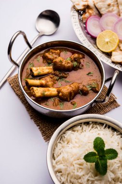 Hyderabadi Mutton Paya, Nehari, nahari veya Nihari Masala. Naan ve pirinçle servis edilir. seçici odak