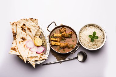 Hyderabadi Mutton Paya, Nehari, nahari veya Nihari Masala. Naan ve pirinçle servis edilir. seçici odak