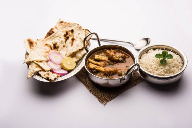Hyderabadi Mutton Paya, Nehari, nahari veya Nihari Masala. Naan ve pirinçle servis edilir. seçici odak
