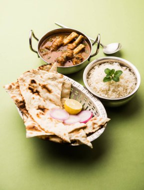 Hyderabadi Mutton Paya, Nehari, nahari veya Nihari Masala. Naan ve pirinçle servis edilir. seçici odak