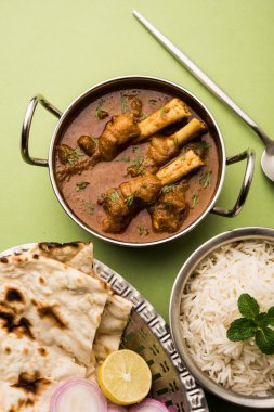 Hyderabadi Mutton Paya, Nehari, nahari veya Nihari Masala. Naan ve pirinçle servis edilir. seçici odak
