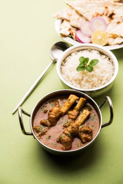 Hyderabadi Mutton Paya, Nehari, nahari veya Nihari Masala. Naan ve pirinçle servis edilir. seçici odak