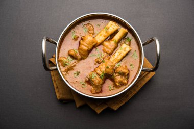 Hyderabadi Mutton Paya, Nehari, nahari veya Nihari Masala. Naan ve pirinçle servis edilir. seçici odak