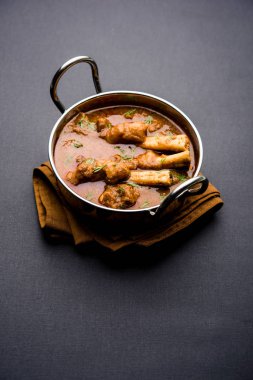 Hyderabadi Mutton Paya, Nehari, nahari veya Nihari Masala. Naan ve pirinçle servis edilir. seçici odak