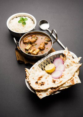 Hyderabadi Mutton Paya, Nehari, nahari veya Nihari Masala. Naan ve pirinçle servis edilir. seçici odak